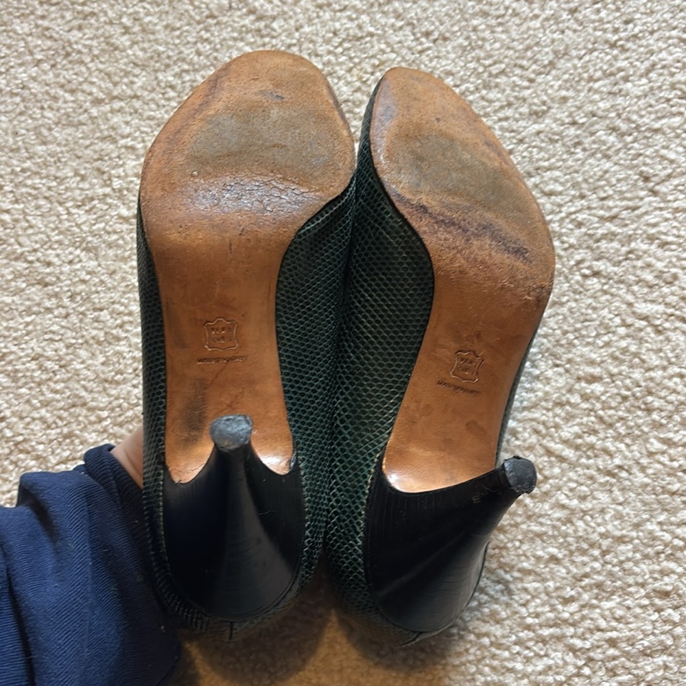 Vintage Salvatore Ferragamo Textured Leather Green Pumps - Picture 5 of 7